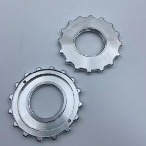 Placa de Montaje de Aluminio Mecanizada por CNC, Anodizada en Negro y Plata, Componente Circular con Recorte Rectangular - Product Image 3