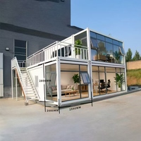Conteneur Démontable Modulaire à Double Étage avec Cadre Blanc, Mur en Verre, Balcon, Terrasse et Escalier pour Usage Commercial et Bureaux en Parc d'Entreprises