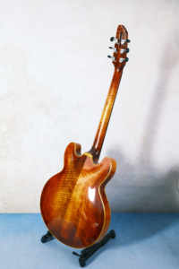 Guitare électrique Yunzhi Luthier artisanale 335 Hollow Body Archtop, table en épicéa massif, dos en érable, touche en ébène, finition brillante, personnalisée - Product Image 3