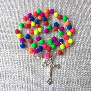 Kalung Tasbih Plastik Warna Menyala Dalam Gelap 8Mm, Kalung Rosario Agama Katolik dengan Bagian Tengah dan Salib