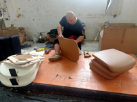 Chaise de direction en cuir PU moderne à dossier haut en mousse moulée Chaise de bureau ergonomique pivotante avec appui-tête pour patron