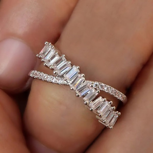 Anillo de Compromiso Q223 para Mujer en Oro Blanco con Diamante Corte Esmeralda y Diamantes Naturales Color D - Product Image 1