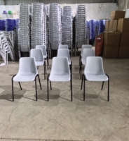 Chaise en plastique empilable moderne et durable avec pieds en métal pour l'école, la formation, le bureau à domicile et les événements