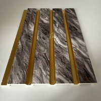 Plaque décorative murale et de plafond moderne en PVC imperméable, motif grille ondulée, grain de bois incrusté, style luxe léger