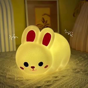 Cartone animato coniglio LED luce notturna nuovo Design incandescente giocattolo lampada da comodino in vinile direttamente dalla fabbrica per la bancarella del <span class=keywords><strong>mercato</strong></span> <span class=keywords><strong>notturno</strong></span> - Product Image 2