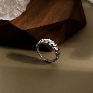 Anillo de Compromiso Dylam Estilo Metálico, Diseño Baguette Trenzado, Plata de Ley 925 con Baño de Rodio - Product Image 2