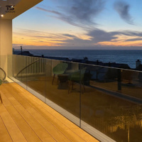 Système de balustrade moderne en verre trempé feuilleté avec profilé en U en aluminium et finition miroir en acier inoxydable, garantie 5 ans