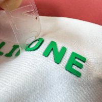 Fabrication d'étiquettes de vêtements personnalisées Patch en caoutchouc Transfert thermique Rétrécissement Impression 3D en silicone sur PET Lavable et imperméable