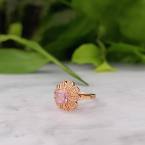แหวนแฟชั่น สแตนเลสสตีล 316L ชุบทอง PVD ประดับพลอยสีชมพูทรงสี่เหลี่ยม ดีไซน์ดอกไม้ สำหรับผู้หญิง - Product Image 3