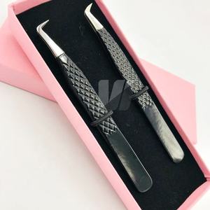 Pinzas de extensión de pestañas de acero inoxidable japonesas con logotipo personalizado profesional Punta puntiaguda con agarre de Diamante Negro Volumen sostenible - Product Image 2