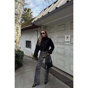 Chaqueta Negra con Botones y Cuello para Mujer, Prenda Exterior Elegante - Product Image 5