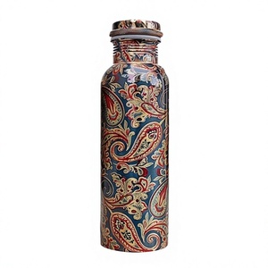 Botella de cobre de estilo tradicional con diseño impreso, perfecta para la hidratación diaria, uso en el hogar, gimnasio, oficina y viajes. - Product Image 1