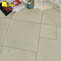 Carreaux de sol en porcelaine de pierre beige lime, différentes tailles, mélange de carreaux de céramique croisés avec surface mate pour pièce