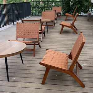 Fauteuil d'appoint en bois massif de style Mid-Century pour patio, avec revêtement en cuir tressé, fauteuil lounge semi-extérieur, canapé de relaxation et de bien-être - Product Image 1