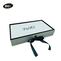 Boîte-cadeau de ruban magnétique recyclable pliable blanc de luxe emballage élégant de demoiselle d'honneur de logo personnalisé pour chaussettes et cadeaux de fourrure