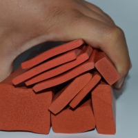 Bande de mousse en silicone plate et carrée pour l'étanchéité et le rembourrage des cadres de portes, des armoires et des panneaux de machines