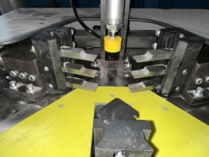 Machine à sertir les coins en aluminium 380V 50HZ à tête unique pour la fabrication de profilés de fenêtres et de portes en aluminium - Product Image 2