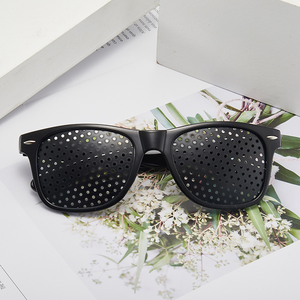 Promoción al por mayor <span class=keywords><strong>de</strong></span> <span class=keywords><strong>gafas</strong></span> estenopeicas con agujeros, montura <span class=keywords><strong>de</strong></span> PC negra brillante, logotipo personalizado, <span class=keywords><strong>gafas</strong></span> multiagujero <span class=keywords><strong>de</strong></span> plástico para aliviar la visión - Product Image 3