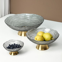 Corbeille à fruits en verre fumé sur piétement, base dorée, plat de service décoratif sur pied pour cuisine et table à manger