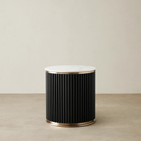 Table basse en pierre frittée NOVA au design moderne avec base en métal doré, durable et écologique pour le salon