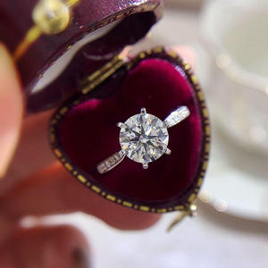 Anello da Donna F1546 in Oro Bianco con Diamante Taglio Brillante Rotondo Naturale Colore D, Anello di Fidanzamento con Diamanti Laterali - Product Image 1