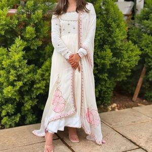 Conjunto de traje Anarkali de lujo Unity con bordado floral color marfil y dupatta - Product Image 1