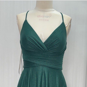 Robe de Soirée QUEENS GOWN Élégante Verte Simple et Raffinée à Bretelles Fines, Sans Manches, Col en V, Dos Nu - Product Image 4