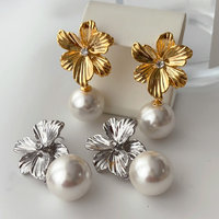 Boucles d'oreilles florales tendance 2025 fleur de surface texturée avec accessoires d'oreille goutte perle