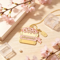 Marque-page en métal personnalisé en forme de livre Sakura, émail doré, texte arabe gravé, avec chaîne de perles et pompon, cadeau pour les amateurs de livres