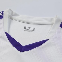 Toptan Özel Beyaz Mor Gradyanlı Futbol Forması Seti Hızlı Kuruyan Futbol Kiti Isı Transfer Baskılı %100 Polyester Üniforma