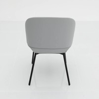 Fauteuil lounge contemporain avec dossier rembourré doux, assise large et base à quatre pieds noire pour réception d'hôtel