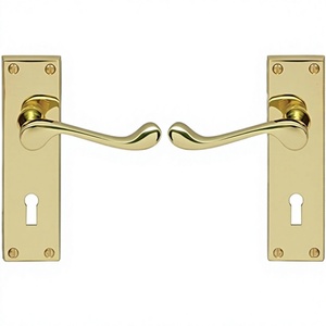 Cerradura de Puerta Carlisle de Latón con Manija de Estilo Victoriano, Placa Trasera Ambidiestra de 57 mm C/C, Incluye Par de Manijas y Fijaciones, Color Dorado - Product Image 3