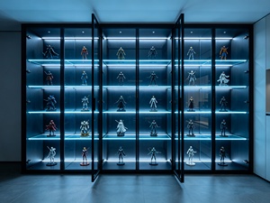 Vitrine haut <span class=keywords><strong>de</strong></span> gamme personnalisable avec verre trempé, cadre en aluminium et éclairage LED intégré, idéale pour les modèles, les jouets - Product Image 3