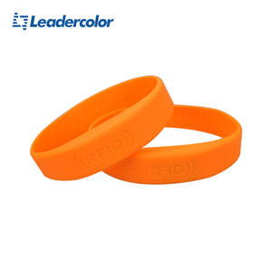 Pulsera RFID NFC <span class=keywords><strong>de</strong></span> Silicona Impermeable Pasiva <span class=keywords><strong>de</strong></span> 13.56Mhz Personalizada <span class=keywords><strong>de</strong></span> Fábrica para Eventos y Festivales - Product Image 4