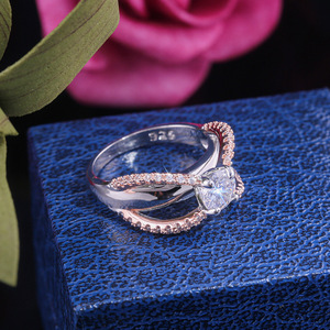 Anello di fidanzamento con zirconi rotondi bicolore per donna, elegante gioiello da dito alla moda - Product Image 3
