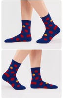 Chaussettes en coton Pilates Funny Chips Crew Length en bleu foncé avec des points rouges Fun Fashionable Spring Style
