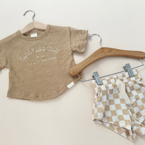 Set di Pantaloncini Organici per Ragazzi, Completo Casual per Bambini, Outfit in Cotone Personalizzato con Magliette e Pantaloncini, Abbigliamento Sostenibile per Bambini - Product Image 3