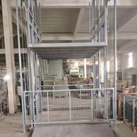 Élévateur télescopique électrique LEO en acier avec télécommande, hauteur de levage 3,7 mètres, zone de travail 1,6 m x 1,9 m, capacité 600 kg