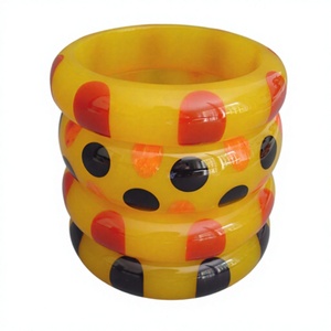Juego de Brazaletes de Resina Acrílica Amarilla de Lujo 2026, Diseño Moderno y Elegante con Patrón de Puntos Rojos y Negros, Joyería Unisex de Moda - Product Image 1