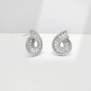 Boucles d'oreilles pendantes de luxe en argent sterling 925 plaqué or, zircon taille baguette géométrique, pour femme, idéales pour les fêtes et mariages. - Product Image 4