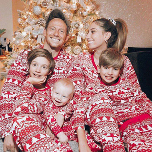Vente en gros usine : Nouvel ensemble de pyjamas de Noël pour la famille, tenue de nuit imprimée lettres et dessins animés - Product Image 1