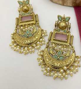 ต่างหูระย้าโทนสีทองโบราณประดับหินสีชมพูและสีเขียวมิ้นท์สินค้าแฮนด์เมดจำนวนมาก - Product Image 1