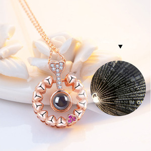 Venta al por mayor logotipo personalizado nuevo estilo oblicuo forma de corazón 100 idiomas te amo proyector Collar para 2024 regalo del Día de San Valentín - Product Image 3