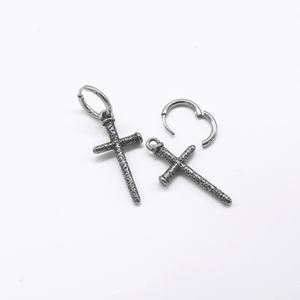 Pendientes de aro Huggie para hombre de acero inoxidable 316L, chapados en oro, hipoalergénicos, con dije de cruz texturizado y envejecido, estilo vintage, para regalo. - Product Image 2