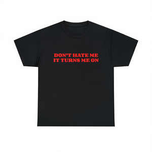 T-shirt Don't Hate Me IT Turns Me On, testo nero e rosso, divertente, ironico, meme, sarcastico, regalo scherzoso - Product Image 1