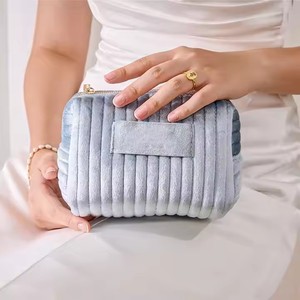 I-0932 Custom Velvet Fashion Zipper <b>Makeup</b> Bag Travel Cosmetic <b>Cases</b> Large Capacity - Product Image 3