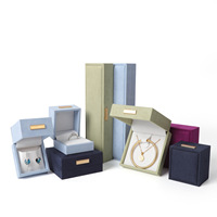 YUANQI Hochwertige Schmuckbox aus Kunstleder und Samt mit Goldlabel für Heiratsantrag, Hochzeit, Ringe, Halsketten, Ohrringe und Armbänder, mit Anpassbarem Logo