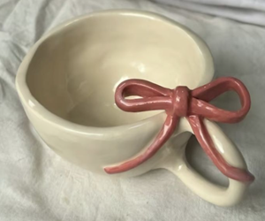 Venta superior creativo blanco buena calidad cerámica <span class=keywords><strong>pintar</strong></span> tu propia taza bowknot taza - Product Image 4