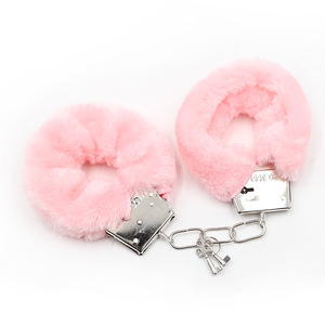 Vente directe d'usine : ensemble érotique pour adultes, ensemble rose trois pièces, comprenant un bandeau pour les yeux, des menottes, un fouet et des accessoires pour couples. - Product Image 3