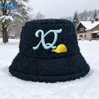 Vente en gros Nouveau design Chapeaux de pêcheur moelleux en fourrure épaisse pour l'hiver Chapeaux seau personnalisés en fourrure de laine d'agneau pour l'extérieur